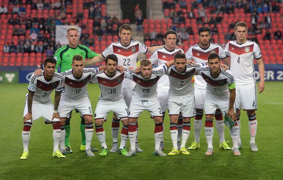 Die deutsche U21-Auswahl trifft in ihrem zweiten EM-Gruppenspiel im Prager Stadion Eden auf Dänemark. Nach dem enttäuschenden 1:1 zum Auftakt gegen Serbien benötigt die Mannschaft von Horst Hrubesch einen Sieg, um weiter gute Karten im Rennen um den Halbfinaleinzug und die damit verbundene Qualifikation für die Olympischen Spiele in Rio zu haben.