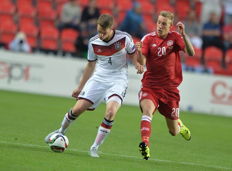 Dänemark bestimmt zunächst das Spielgeschehen, lässt die DFB-Spieler um Matthias Ginter durch aggressives Attackieren nicht ins Spiel kommen.