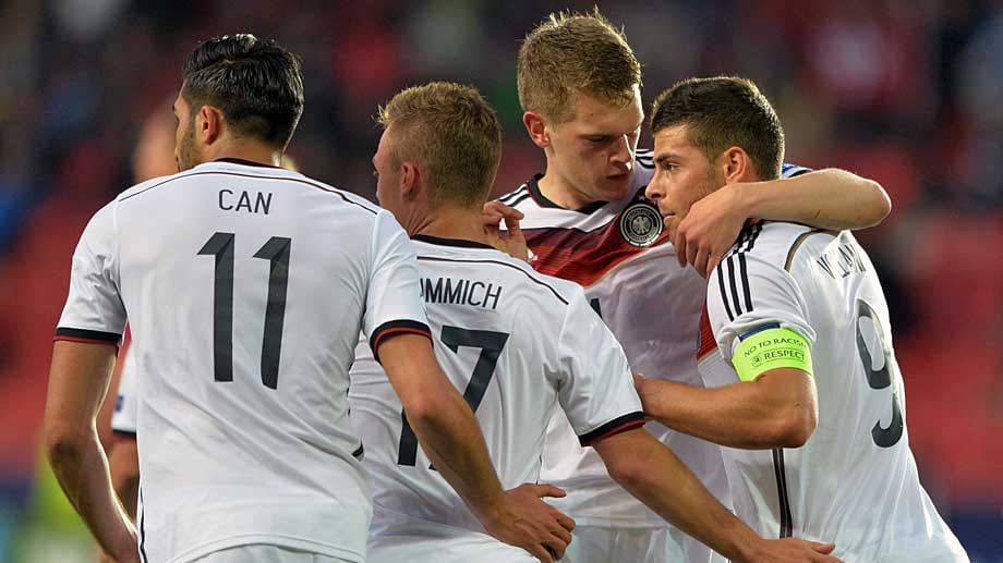 Am Ende gewinnt die deutsche U21-Auswahl hochverdient mit 3:0 (1:0) gegen Dänemark und klettert in die EM-Gruppe A mit vier Punkten auf Tabellenplatz eins. Somit genügt der Mannschaft von Horst Hrubesch im letzten Gruppenspiel gegen Tschechien bereits ein Remis, um ins Halbfinale einzuziehen.