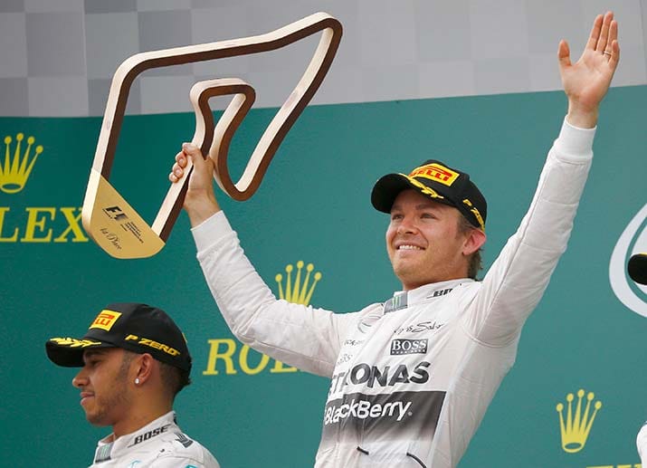 Auch Hamilton (li.) unterläuft ein Fehler. Danach hat Rosberg leichtes spiel den Sieg in Österreich nach Hause zu fahren.