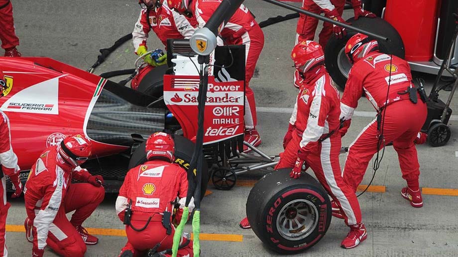 Auch bei Sebastian Vettel läuft es nicht rund. Die Ferrari-Crew patzt beim Reifenwechsel, wodurch Vettel seinen Podium-Platz verliert.