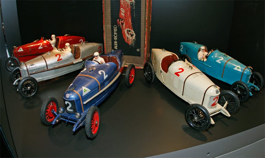 Historisches Blechspielzeug, Auto-, Schiffs- und Flugmodelle sowie Puppen und Teddybären zeugen von handwerklichem Geschick und technischem Sachverstand.