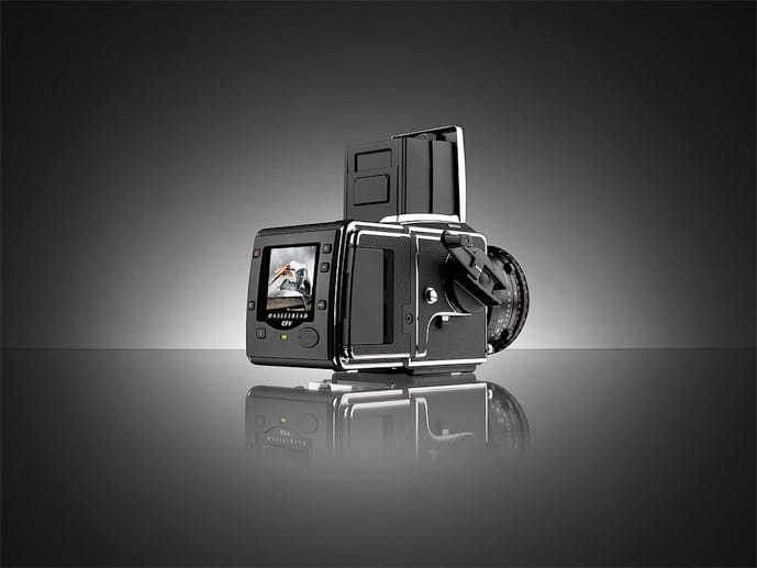 Später konnten auch digitale Kamerarückwände an analoge Modelle montiert werden. Bedingt durch die sinkende Nachfrage wurde 2013 mit der 503CW die Produktion des letzten Modells der V-Serie eingestellt. Für professionelle Fotografen werden inzwischen digitale Kameras beispielsweise der H-Serie angeboten.