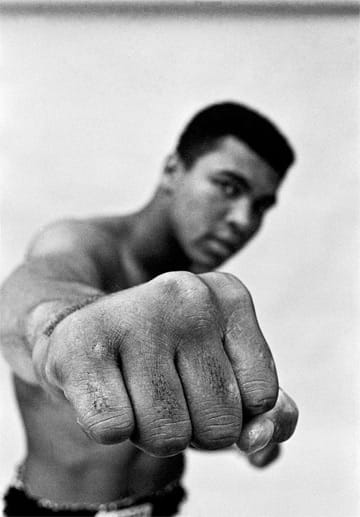 Weltberühmte Fotos wie diese Aufnahme von Cassius Clay / Muhammad Ali aus dem Jahr 1966 von Thomas Hoepker wurden mit Kameras von Leica aufgenommen.