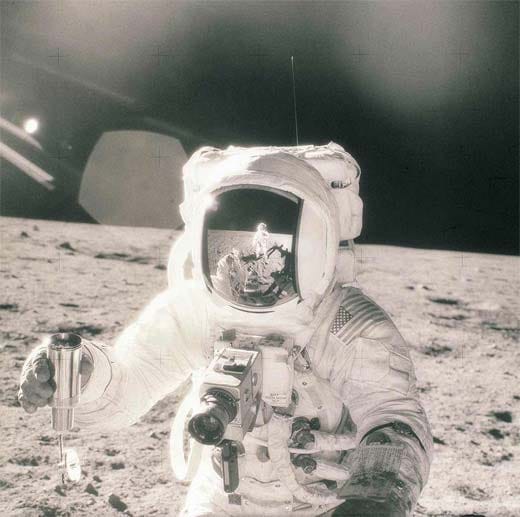 Digitale Fotografie war 1969 noch "Science-Fiction" als im Rahmen der Apollo 11 Mission die Astronauten Neil Armstrong und Edwin Aldrin mit einer modifizierten Hasselblad 500 erste Fotos von der Mondoberfläche machten. Für Hasselblad folgten weitere Einsätze auf dem Erdtrabanten sowie im Weltall.