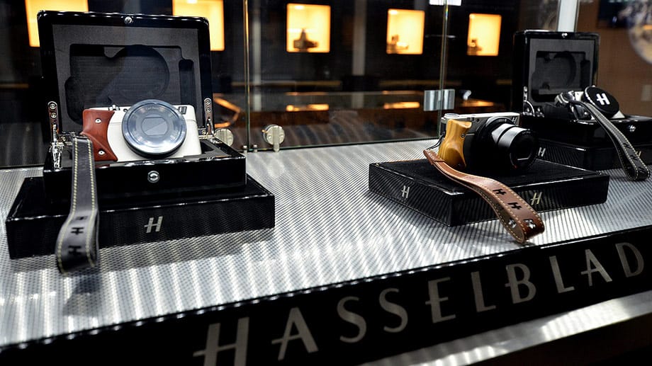2013 eröffnete Hasselblad in Tokyo den ersten eigenen Shop, wo die Kameras im exklusiven Ambiente eines Juweliers verkauft werden.