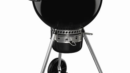 Der Weber Master Touch GBS ist ein Grill mit allen Funktionen, die für gute Ergebnisse nötig sind: Kessel und Deckel sind Porzellan-emailliert für ein leichtes Reinigen und eine gute Isolierung, der große Aschebehälter soll sich mit einem Handgriff bedienen lassen und ein Deckelthermometer ist integriert. Er kostet 299 Euro.