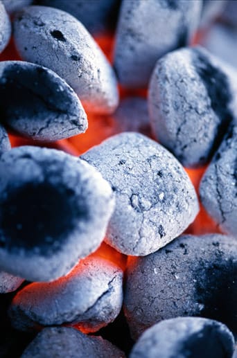 Briketts eignen sich nicht besser zum Grilen als Holzkohle: Doch die Kohle hat einen Vorteil: Ist sie von guter Qualität, kann man beim Grillen gefahrlos nachlegen. Briketts beginnen dagegen intensiv zu qualmen, egal welche Hitze vorhanden ist.