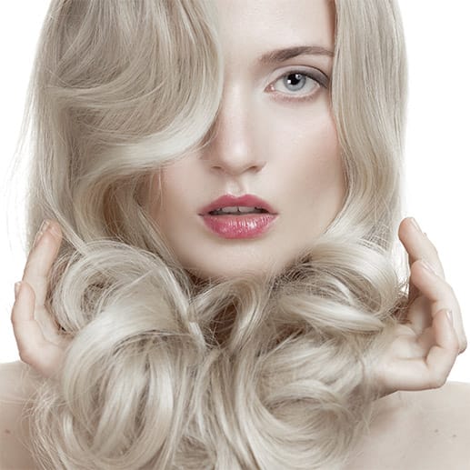 Frauen mit blassem Teint und blonden Haaren können mit einem zart-roten Lippenstift Akzente setzen, ohne überschminkt zu wirken.
