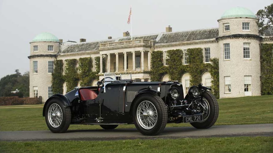 Auf dem "Goodwood Festival of Speed" fand traditionell wieder eine Versteigerung wertvoller Oldtimer statt. Und die Sammler ließen sich nicht lumpen: Ein Martin Ulster LM19 brachte rund 5,7 Millionen Euro und übertraf die Erwartungen deutlich. Der Aston Martin wurde 1935 als Werkswagen für die 24 Stunden von Le Mans gebaut und gilt als einer der besten Vorkriegs-Sportwagen.