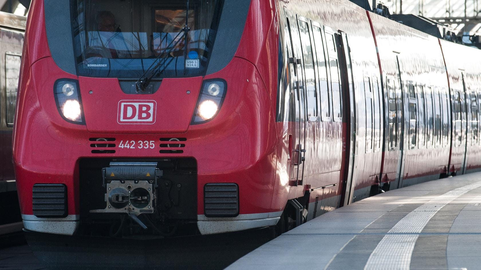 Ein Zug steht am Gleis: Viele Pendler sind auf den öffentlichen Verkehr angewiesen.