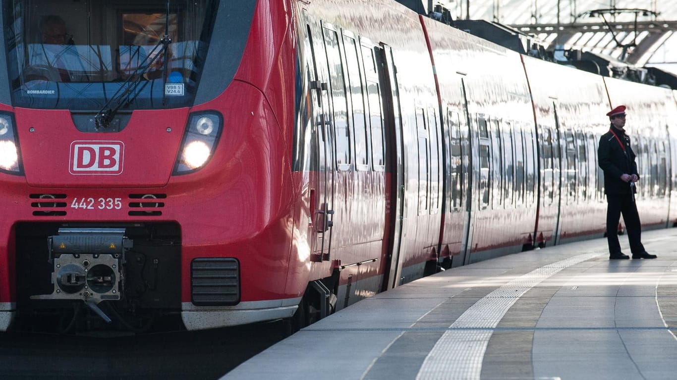 Ein Zug steht am Gleis: Viele Pendler sind auf den öffentlichen Verkehr angewiesen.