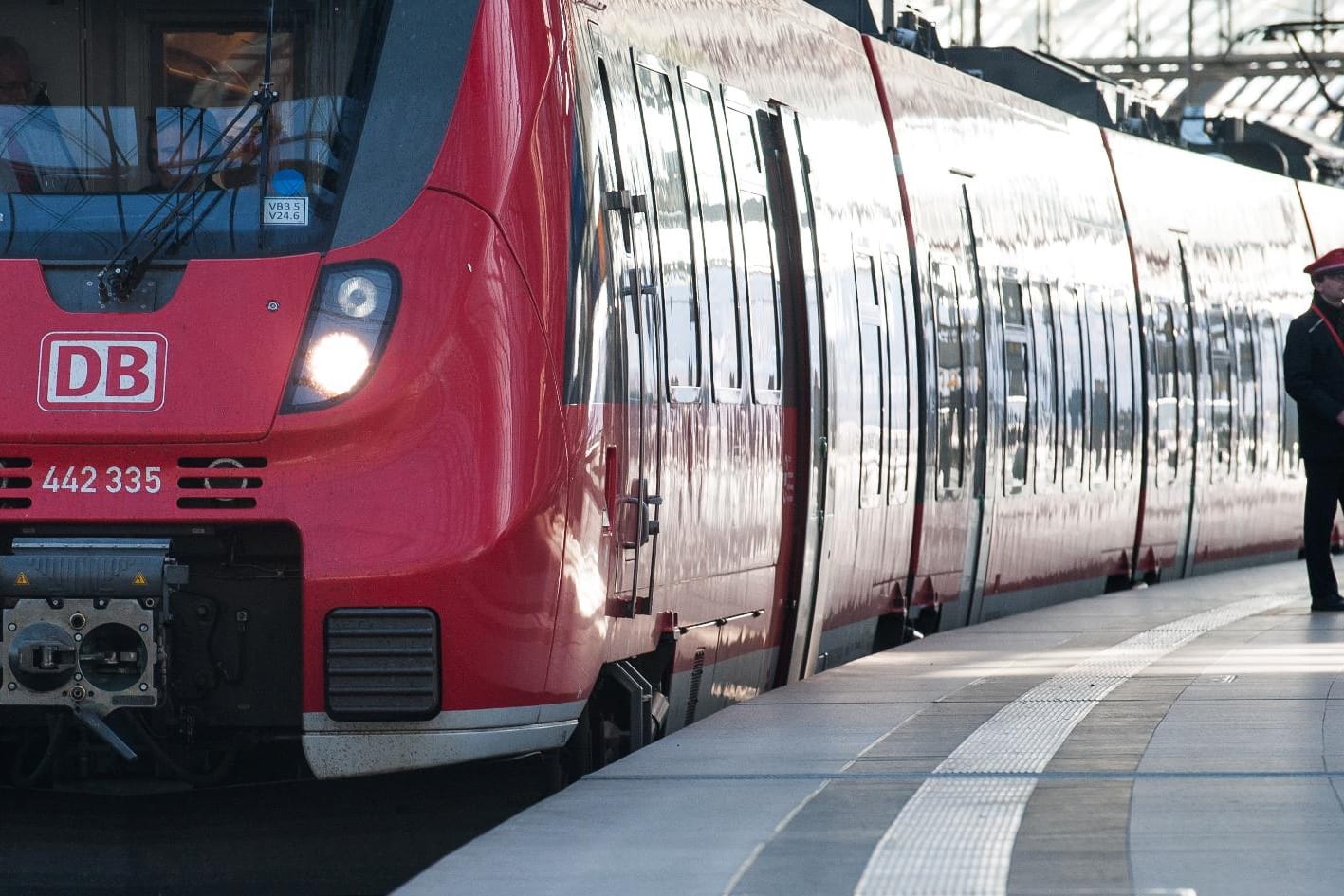 Ein Zug steht am Gleis: Viele Pendler sind auf den öffentlichen Verkehr angewiesen.