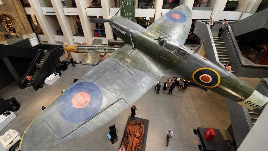 Ein britisches Jagdflugzeug vom Typ Spitfire hängt in einer Halle des Imperial War Museum in London. Eine Maschine gleichen Typs soll nun vom Auktionshaus Christie's für 2,1-3,5 Millionen Euro versteigert werden.