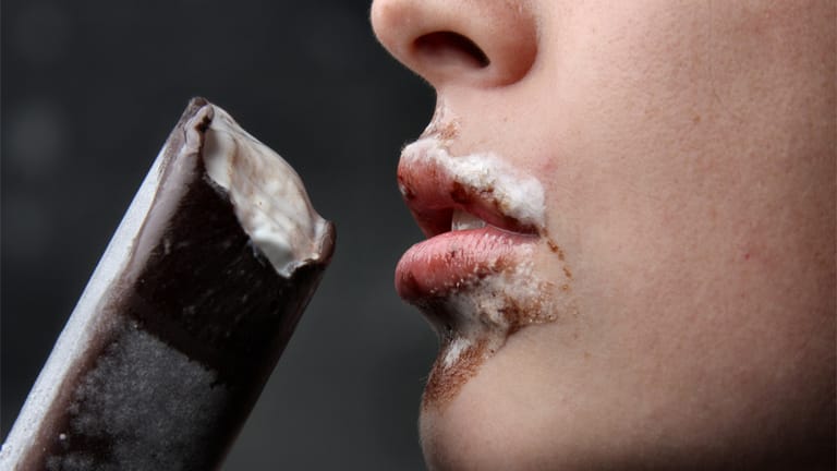 Kalte Verführung: Vanille-Eis lässt sich ganz leicht mit flüssiger Schokolade überziehen. Aber bitte nur Kakaobutter verwenden!