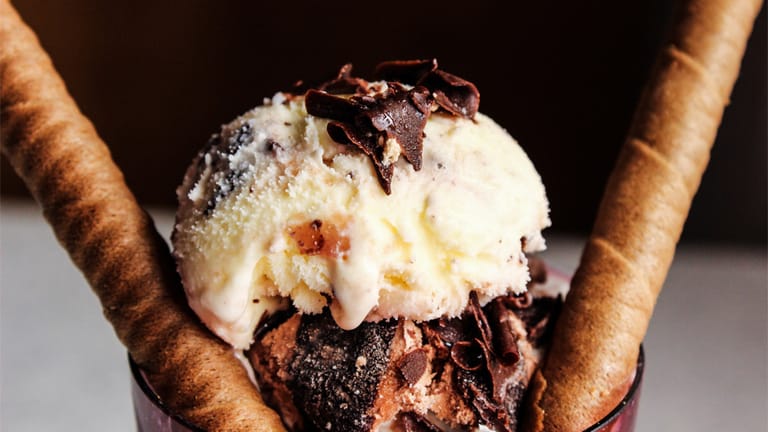 Da Schokolade keine Hitze verträgt, sollten Sie sich im Hochsommer ein Eis mit Schokolade gönnen. Natürlich nur mit besten Sorten.