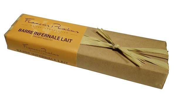 Diese Schokolade empfiehlt Bernardini für ein feines Nougat-Eis. François Pralus - Barre Infernal Lait 45 %. Ein 160 Gramm schwerer Nougat-Barren der der Perfektion nahe kommt. Die weiche, mit ganzen Nüssen versetzte Nougatfüllung ist von einer dunklen Milchschokolade umgeben. Der Nougat harmoniert sehr schön mit der Milchschokolade. Die 160-Gramm-Tafel kostet knapp 13 Euro.