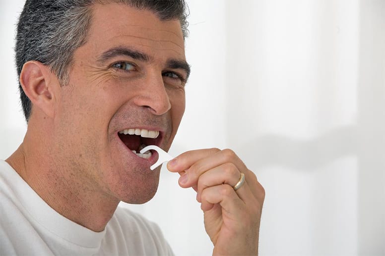 Zahnseide, Zungenreiniger und regelmäßige Mundspülungen halten den Atem frisch und die Mundflora in einem gesunden Gleichgewicht.
