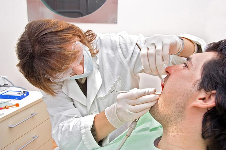 Die regelmäßige Prophylaxe in einer Zahnarztpraxis ist Pflicht um gepflegte, weiße Zähne zu haben.