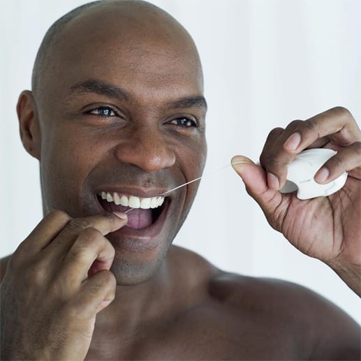 Wer strahlend weiße Zähne haben möchte, kann sich einer Bleaching-Behandlung unterziehen. Die Kosten belaufen sich auf bis zu 600 Euro. Unterstützen Sie Prophylaxe und Bleaching-Behandlungen mit dem täglichen Benutzen von Zahnseide.