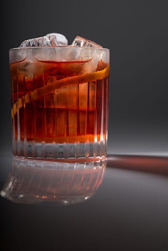 Zu italienischen Leibgerichten wie Pasta und Pizza empfiehlt Sebastian Brack den Germano Negroni aus 3cl Mondino (Bitterlikör), 3cl Gin Sul (Hamburger Gin Sorte) und 3cl Belsazar Red. Zu italienischen Leibgerichten wie Pasta und Pizza empfiehlt Sebastian Brack den Germano Negroni aus 3cl Mondino (Bitterlikör), 3cl Gin Sul (Hamburger Gin Sorte) und 3cl Belsazar Red.