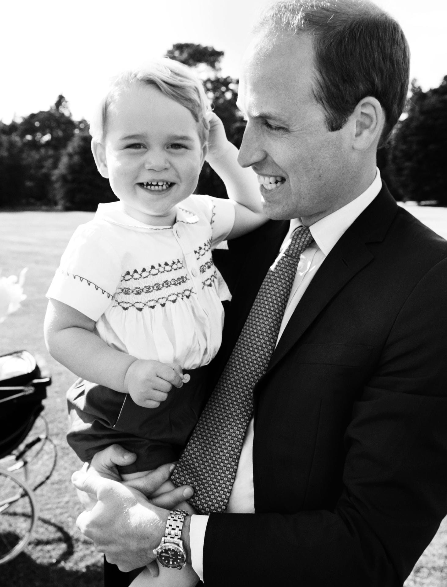 Während Kate sich um die kleine Charlotte kümmerte, alberte Papa William mit Sohnemann George herum.