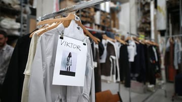 wanted.de war für Sie auf der Fashion Week in Berlin und hat sich die Trends der Männermode für den kommenden Sommer angeschaut.
