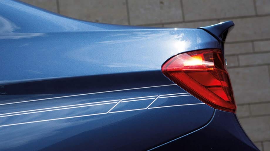 Ein kleines Detail, das die Herzen der BMW-Fans höher schlagen lässt: Der Alpina B3-Biturbo.