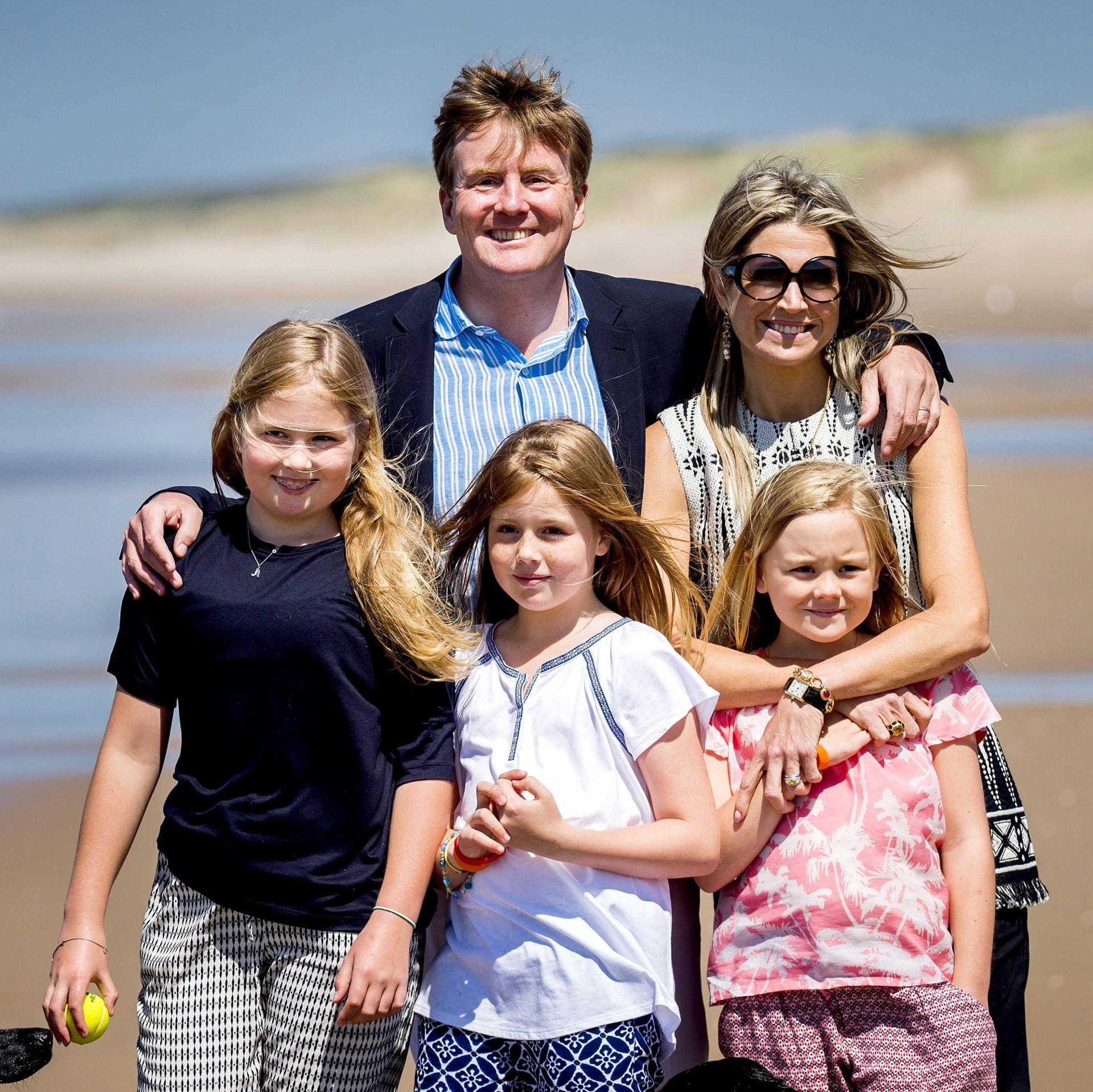 Entspannt und leger gekleidet präsentierten sich König Willem-Alexander und Königin Maxima mit ihren drei Kindern Amalia, Alexia und Ariane am 10. Juli 2015 am Strand von Den Haag.