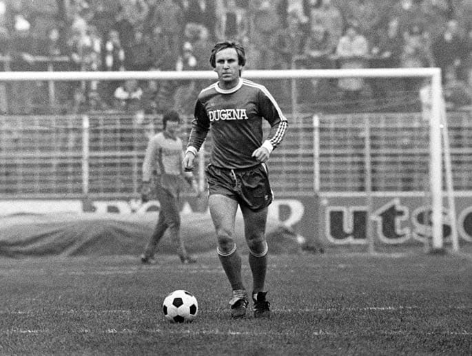 Der Libero: Walter Bechtold spielte von 1972 bis 1980 beim SV Darmstadt 98, für den er insgesamt 289 Spiele absolvierte. Der gebürtige Frankfurter gehörte auch zum ersten Bundesliga-Teams der Lilien und war einer der Anführer der sogenannten Feierabend-Profis vom Böllenfalltor.