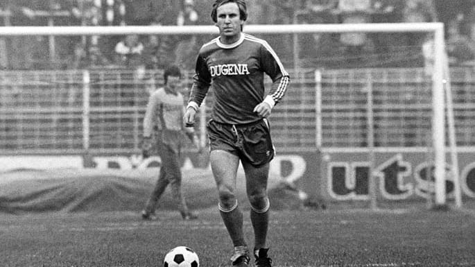 Der Libero: Walter Bechtold spielte von 1972 bis 1980 beim SV Darmstadt 98, für den er insgesamt 289 Spiele absolvierte. Der gebürtige Frankfurter gehörte auch zum ersten Bundesliga-Teams der Lilien und war einer der Anführer der sogenannten Feierabend-Profis vom Böllenfalltor.