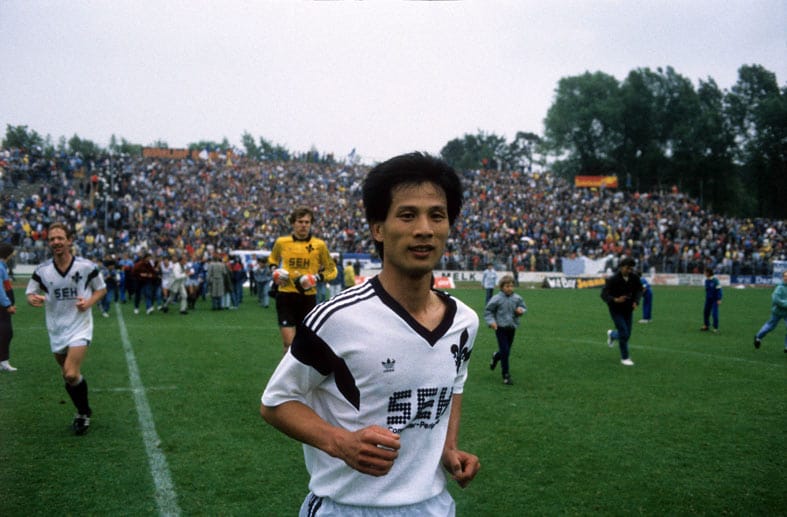 Der Asiate: Guaming Gu wechselte im Juli 1987 zum damaligen Zweitligisten SV 98 und war damit erster Chinese im deutschen Profi-Fußball. Sechs Jahre und 108 Spiele später war Gus Zeit am Böllenfalltor beendet.