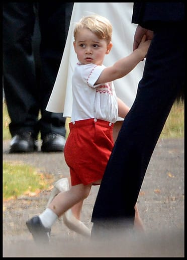 Prinz George ist das Ebenbild seines Vaters. Was besonders auffällt: Seine Eltern kleiden den kleinen Thronfolger gerne im nostalgischen Look, der häufig an die Outfits von William erinnert, als dieser noch ein Kind war.