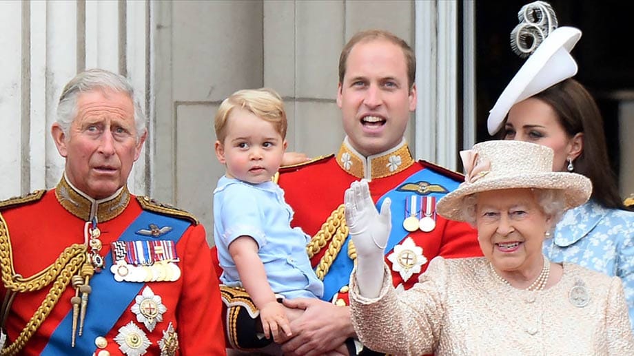 Zwischendurch durfte der kleine Royal aber auch mit dem Rest der königlichen Familie auf den Balkon des Buckingham Palastes.