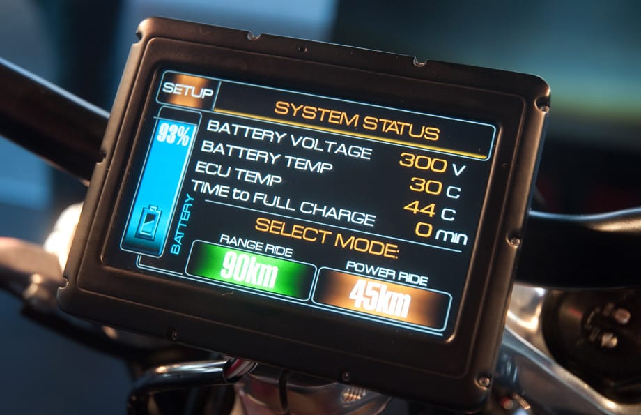 Der Touchscreen ersetzt das klassische Cockpit. Im Stand sieht der Fahrer hier die wichtigsten technischen Informationen wie beispielsweise Ladestand und Temperatur des Akkus.