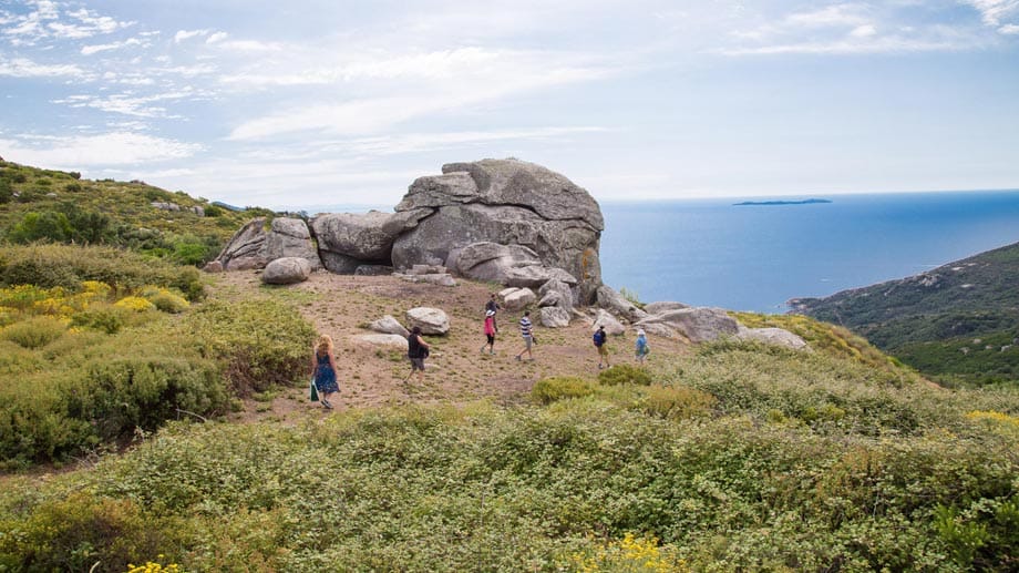 Etwa zum Cote Ciombella, einem Megalith in Panoramalage - so etwas wie ein toskanisches Stonehenge. Erst vor Kurzem befreiten Naturschützer die Felsen von meterhohem Wildwuchs.