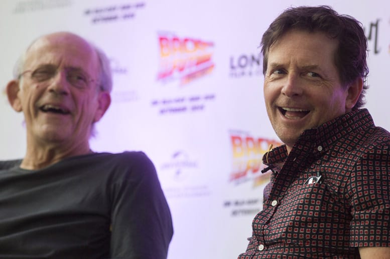 "Doc Brown"-Darsteller Christopher Lloyd (links) sprach auf der Veranstaltung über die tiefe Freundschaft mit Michael J. Fox, die sich durch die langjährige gemeinsame Arbeit entwickeln konnte.