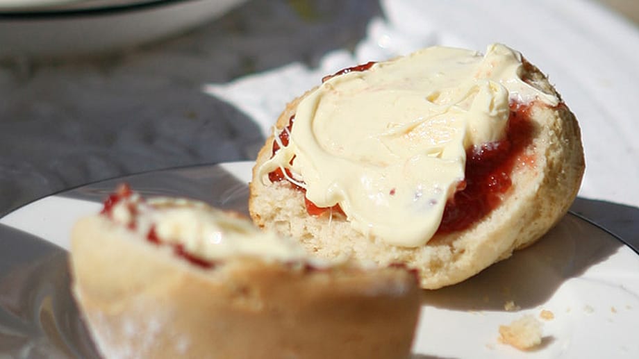 Zu feinen Tee-Sorten oder Kaffee wird oft Scones-Gebäck mit Erdbeer-Marmelade und Clotted Cream (Streichrahm) serviert.