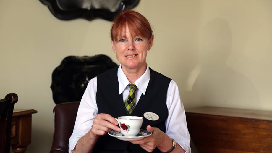 Kathy Sweeney, langjährige Mitarbeiterin im "Headland Hotel", erklärt uns im Interview die Besonderheiten von Tea Time & Co.