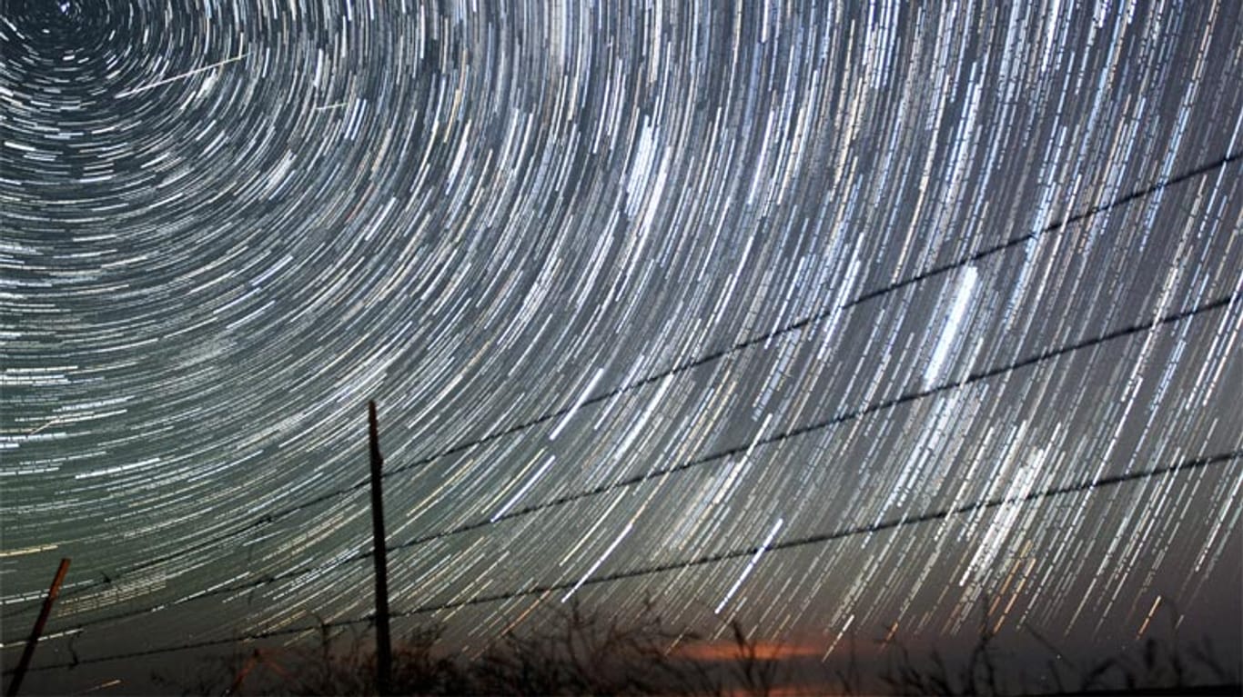 Die Sternschnuppen sind überall am Himmel zu sehen.