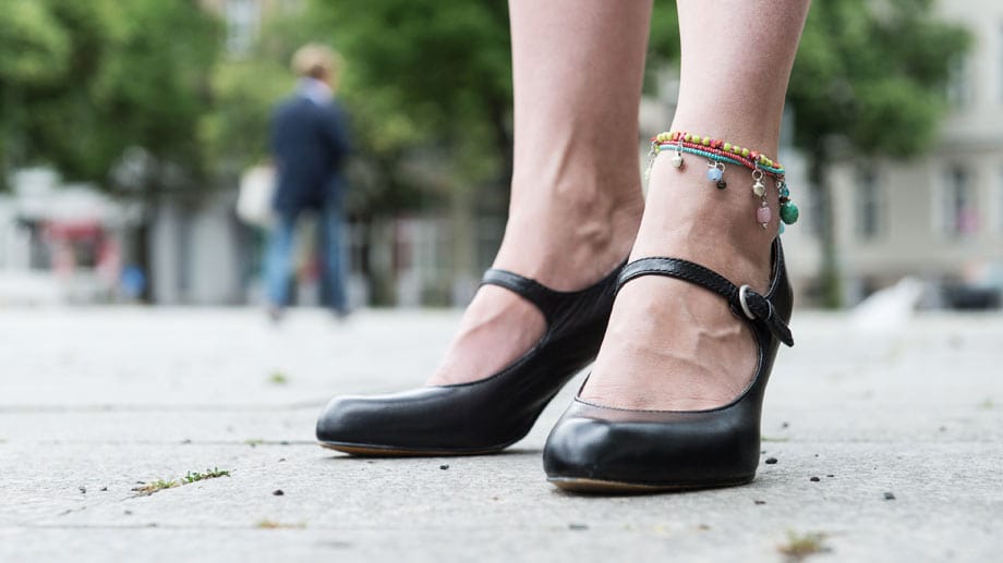 Riemchen-Schuhe mit Pfennigabsätzen und ein passendes Fußkettchen werden immer öfter gestragen.