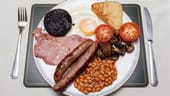 So sieht es aus, das Full English Breakfast. Laut der English Breakfast Society war dies im frühen 18. Jahrhundert eine Erfindung des britischen Landadels. Von der Gentry ging es über auf die Mittelschicht - und wurde schließlich von der Working Class übernommen.