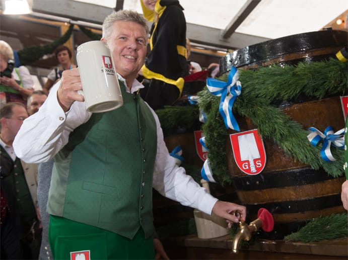 Der Münchner Oberbürgermeister Dieter Reiter (SPD) sticht am 20.09.2014, am Eröffnungstag des Oktoberfestes in München (Bayern), das erste Fass Bier an.