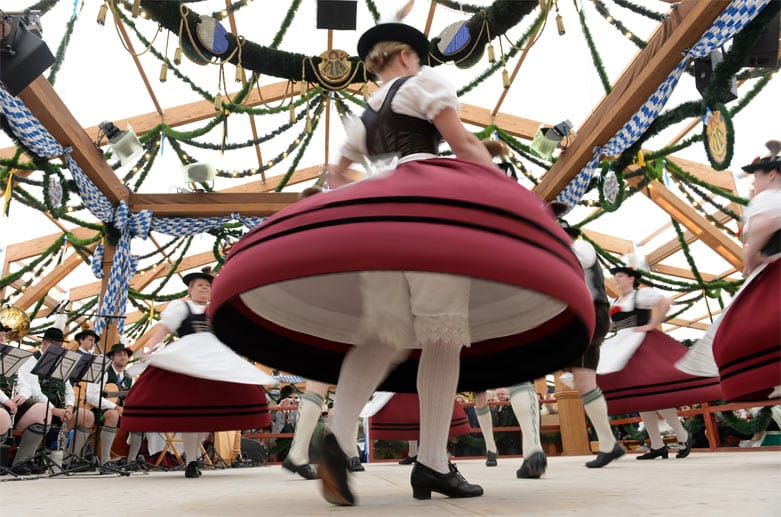 Tradition ist top - eine Frau in Tracht tanzt 2014 auf der Bühne des "Festzelts Tradition" auf der Oide Wiesn auf dem Oktoberfest in München