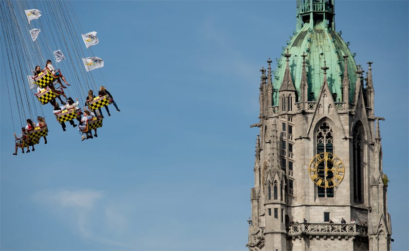 Beste Sicht auf die Paulskirche in München: Kettenkarussell oder Riesenrad bieten die besten Aussichten über die Wiesn.