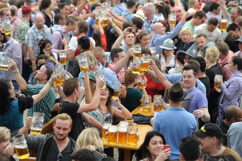 Im Festzelt geht 's hoch her! Auch wenn die Bierpreise wieder angestiegen sind (2015: Maß Bier mind. zehn Euro), dürften das kaum Besucher vom Feiern abhalten.