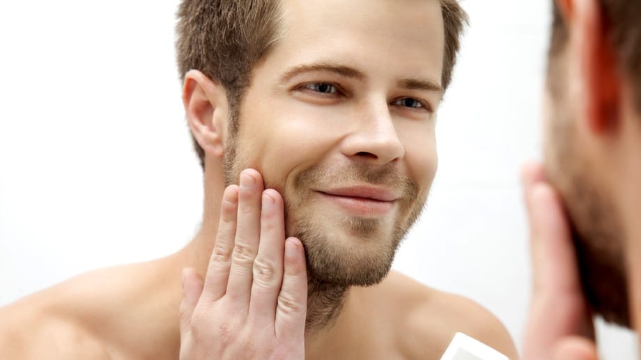 Da auch die beste Rasur Stress für Ihre Haut bedeutet, sollten Sie stets ein After Shave, eine pflegende Creme oder einen Rasurbalsam verwenden.