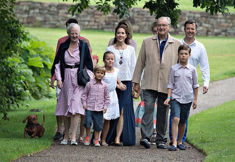 Im am 25. Juli kam die dänische Königsfamilie zum traditionellen Gruppenfoto auf Schloss Gråsten zusammen. Königin Margrethe II. (l) und Prinz Henrik (3.v.r.) werden belgeitet von Kronprinz Frederik (r), Kronprinzessin Mary (m) und deren Kindern Prinz Christian (2.v.r.), Prinzessin Isabella (3.v.l.) und Prinz Vincent (2.v.l.).