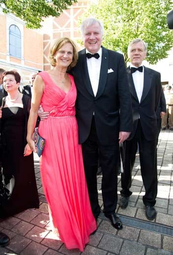 Bayerns Ministerpräsident Horst Seehofer und seine Frau Karin ließen sich die Premiere ebenfalls nicht entgehen.