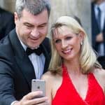 Markus Söder, Bayerischer Finanzminister (CSU), und seine Frau Karin schießen ein Selfie.
